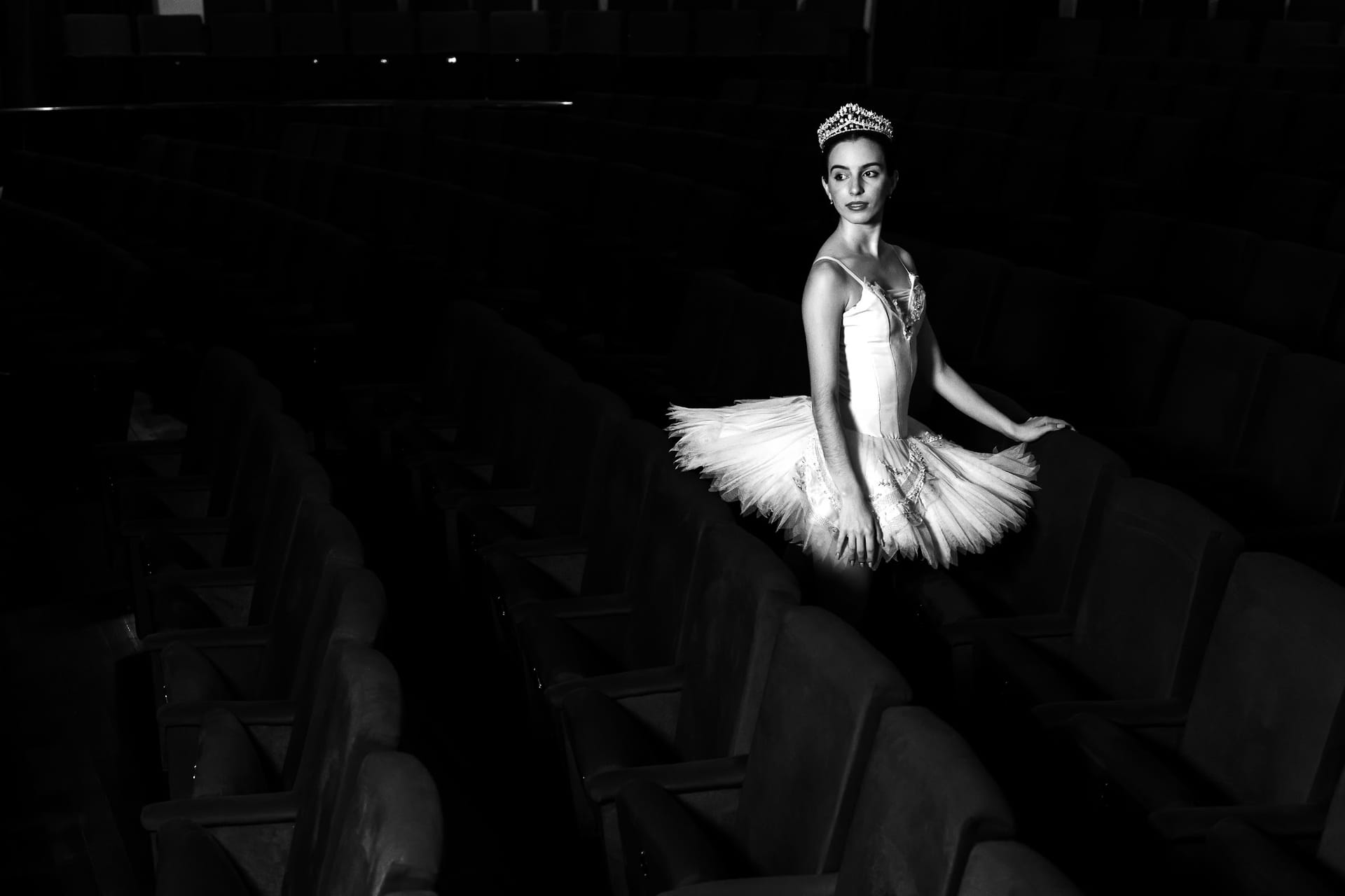 Lourdes De Freitas sentada entre las butacas del teatro